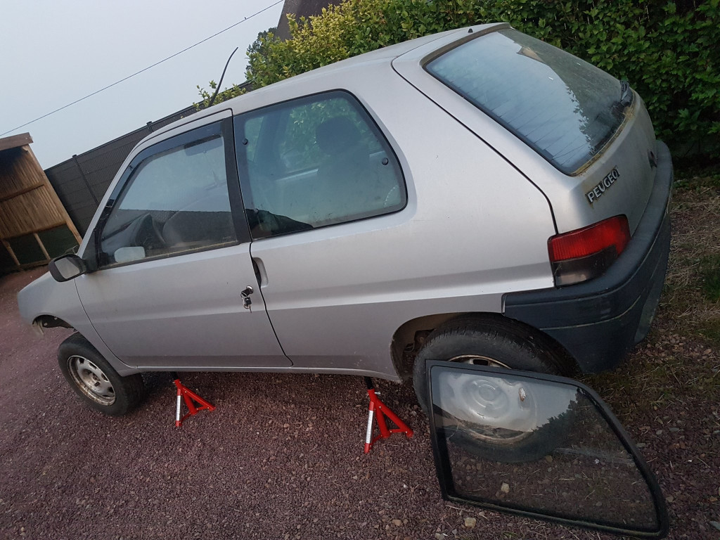 Puis enfin on installe les fixations de la vitre et la vitre bien évidemment!