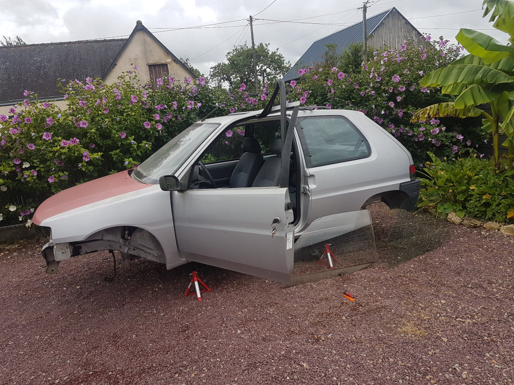 Il ne restera plus que le pare-brise et la lunette arrière mais ce sera fait bien plus tard quand la 106 sera de nouveau roulante. Donc ce n'est pas pour tout de suite!