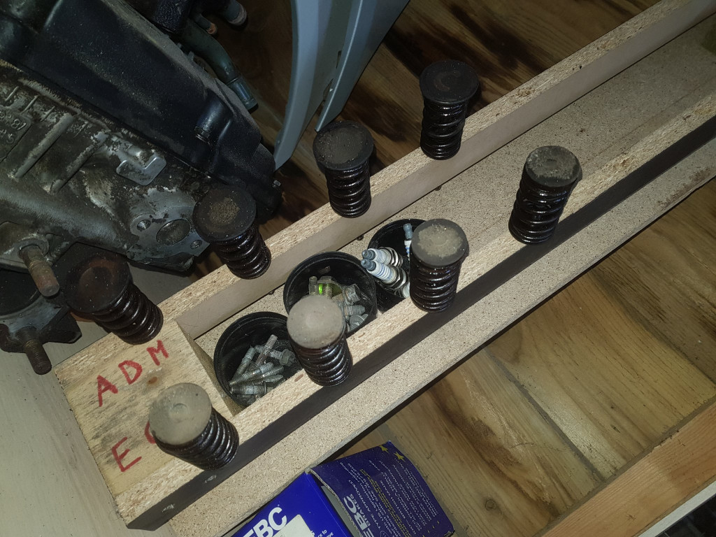 Les anciennes soupapes avec ressorts et coupelles. Pour rappel, je remplace toutes les soupapes par des neuves pour partir sur une base propre.