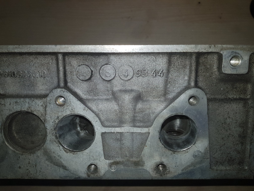 J'ai essayé de polir les conduits d'échappement avec divers embouts de Dremel mais je n'ai pas de matériel pour faire mieux. C'est toujours bien mieux que d'origine de toute façon!